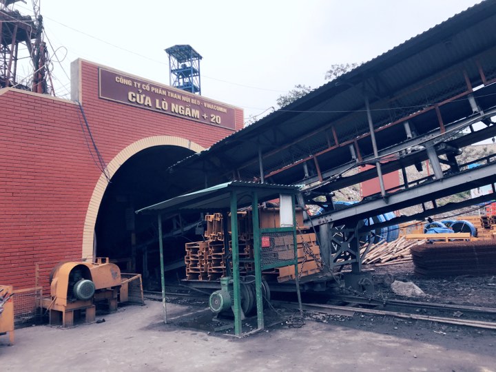 6 tháng đầu năm 2018, sản lượng khai thác than nguyên khai hầm lò của Công ty đạt 160.000 tấn