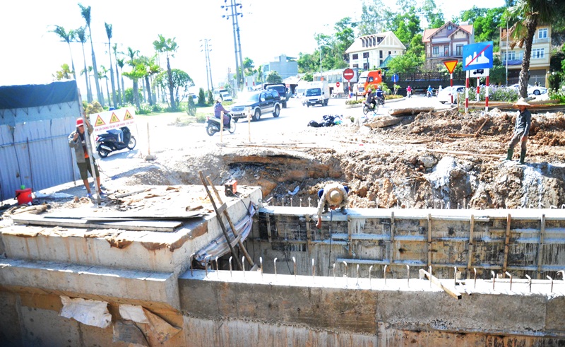Tuyến cống thoát nước khu vực Cái Dăm, phường Bãi Cháy đang được tập trung thi công đảm bảo đưa vào sử dụng trong mùa mưa bão năm 2018 này.