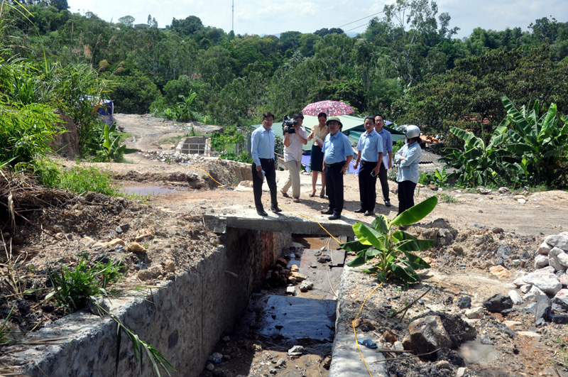 Đoàn công tác rà soát việc thi công tuyến mương thoát nước tại tổ 6, khu 6 phường Hà Lầm