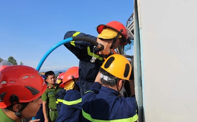Lực lượng cứu hộ chuyên nghiệp giải cứu các nạn nhân.