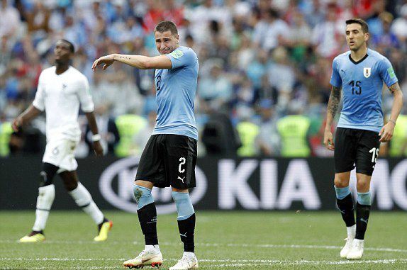 Gimenez bật khóc vì Uruguay phải dừng bước ở tứ kết. Ảnh: AP.