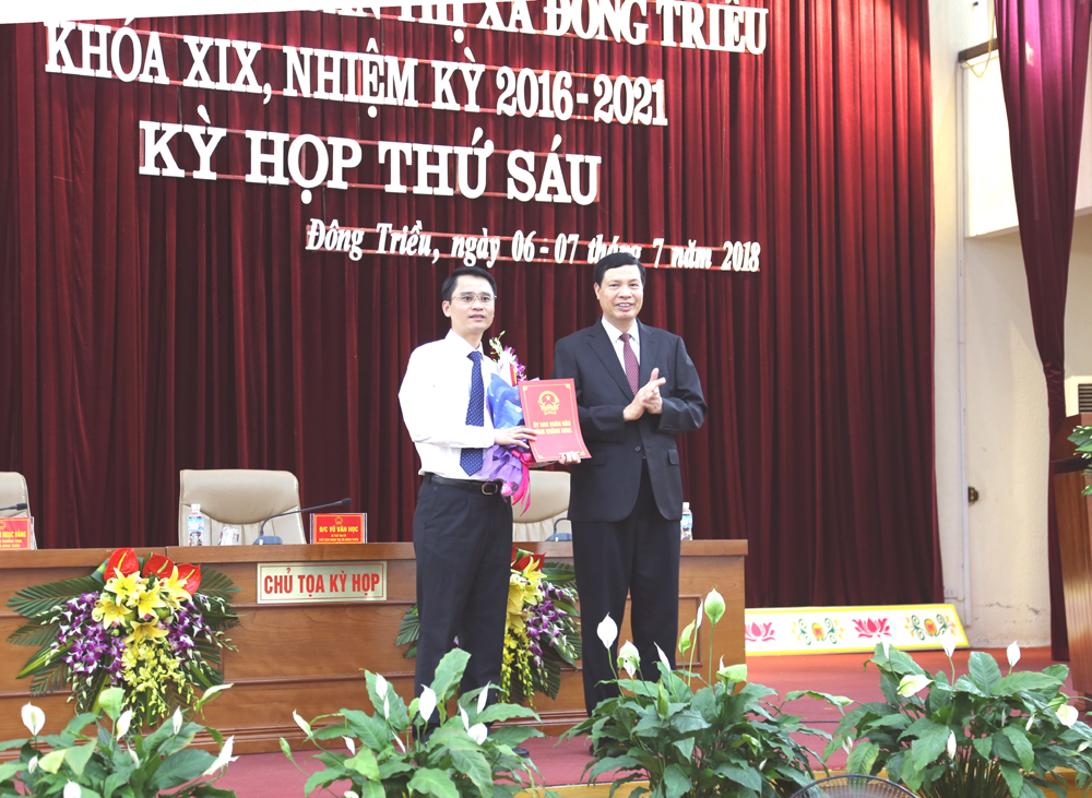Đồng chí Nguyễn Đức Long, Phó Bí thư Tỉnh ủy, Chủ tịch UBND tỉnh, trao quyết định phê chuẩn chủ tịch UBND TX Đông Triều cho đồng chí Nguyễn Văn Thành.