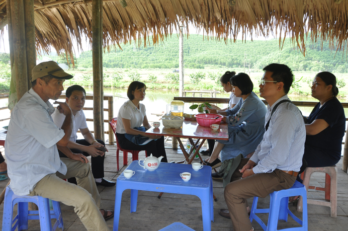 Và trao đổi với ông Ân Văn Kim về mô hình phát triển nông nghiệp gắn với du lịch