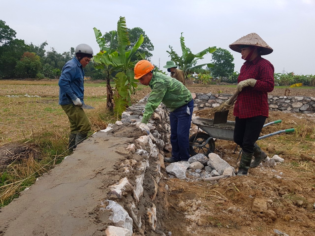 Người dân tham gia xây dựng tường rào hoa nhà văn hóa thôn 8, xã Liên Hòa, TX Quảng Yên