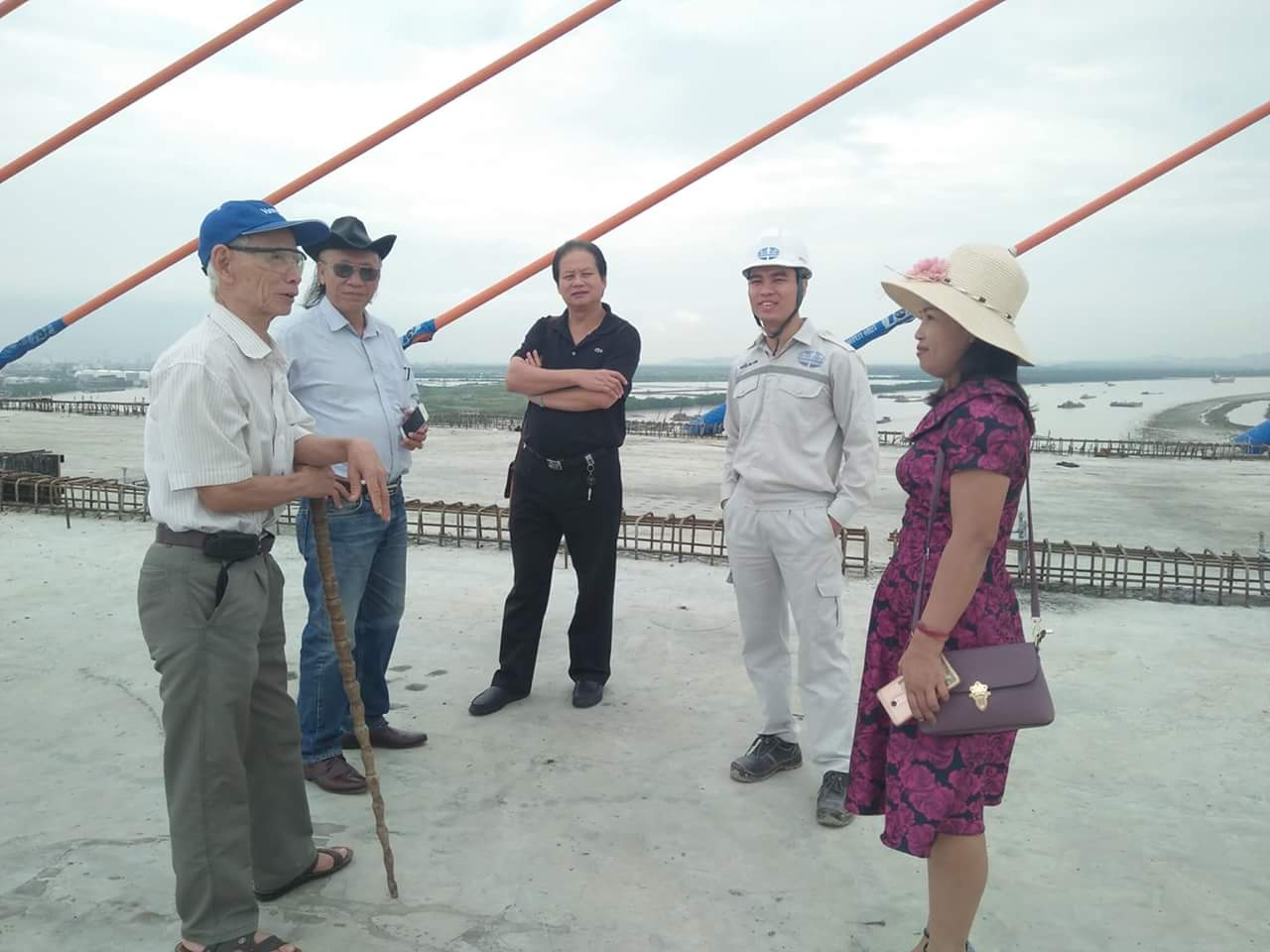 Đại diện nhà thầu trao đổi với các nhà văn về dự án Cầu Bạch Đằng.