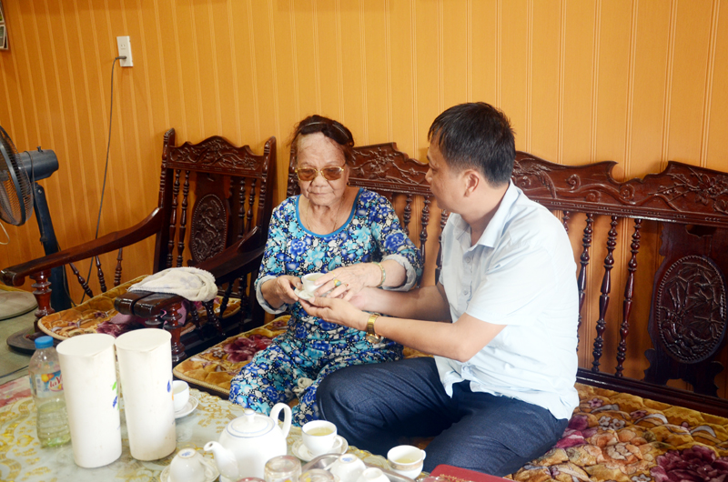 Mẹ Nguyễn Thị Phường, khu Yên Lâm 1, phường Đức Chính, TX Đông Triều thường xuyên được cán bộ Phòng LĐ-TB&XH thị xã quan tâm thăm hỏi, động viên.