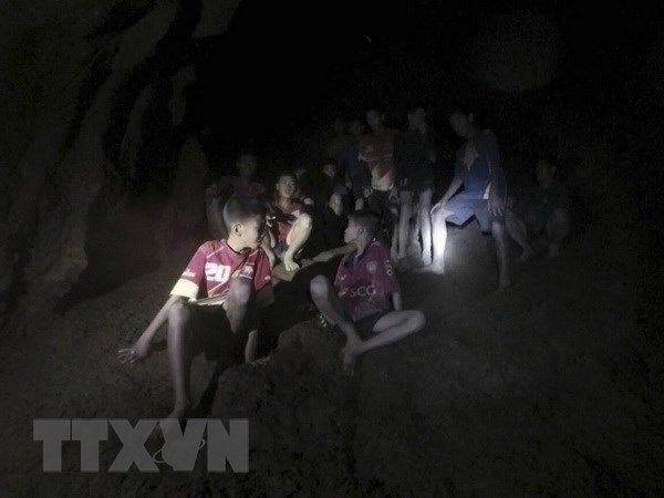 Đội bóng thiếu niên bị mắc kẹt trong hang Tham Luang được tìm thấy vẫn còn sống, ngày 3/7. (Nguồn: EPA-EFE/ TTXVN)