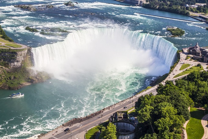 Thác Niagara, Canada  Niagara nổi tiếng với vẻ đẹp hùng vĩ, nằm trên đường biên giới giữa hai nước Mỹ và Canada. Dù đứng ở đâu quan sát thì bạn cũng dễ dàng chiêm ngưỡng 3.160 tấn nước chảy qua thác mỗi giây. Ảnh: Pixabay.