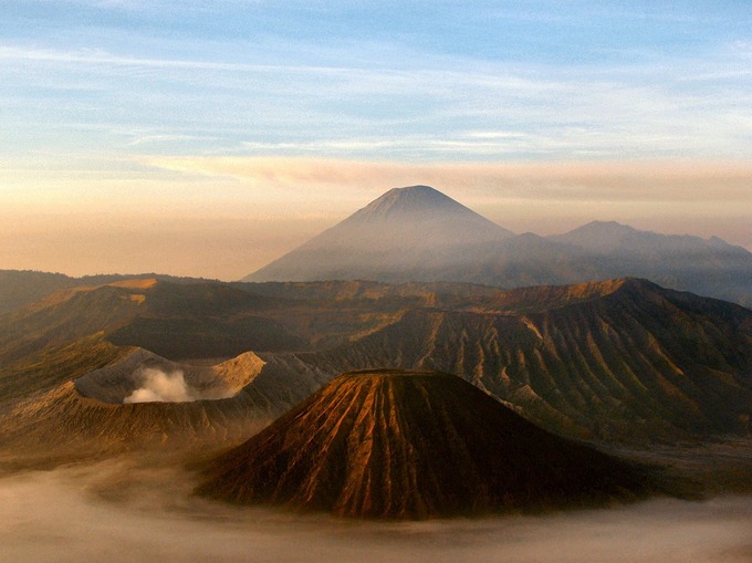 Đỉnh Bromo, Indonesia  Đỉnh Bromo là đỉnh núi lửa còn hoạt động duy nhất trên đảo Java, nổi tiếng là một trong những nơi ngắm bình minh rực rỡ và đẹp nhất. Ảnh: Pixabay.