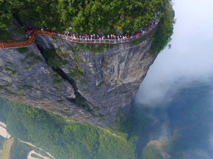 Vườn quốc gia Trương Gia Giới, Trung Quốc  Kỳ quan tuyệt đẹp này không dành cho những người sợ độ cao. Trương Gia Giới với cảnh quan kỳ vĩ của những dãy núi cao dựng đứng được miêu tả như bối cảnh phim 