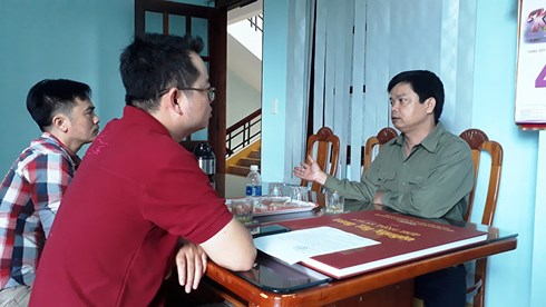 Ông Nguyễn Hữu Quế, Bí thư Huyện ủy Ia Grai (Gia Lai) trao đổi với phóng viên về việc bị công chức đe nẹt.