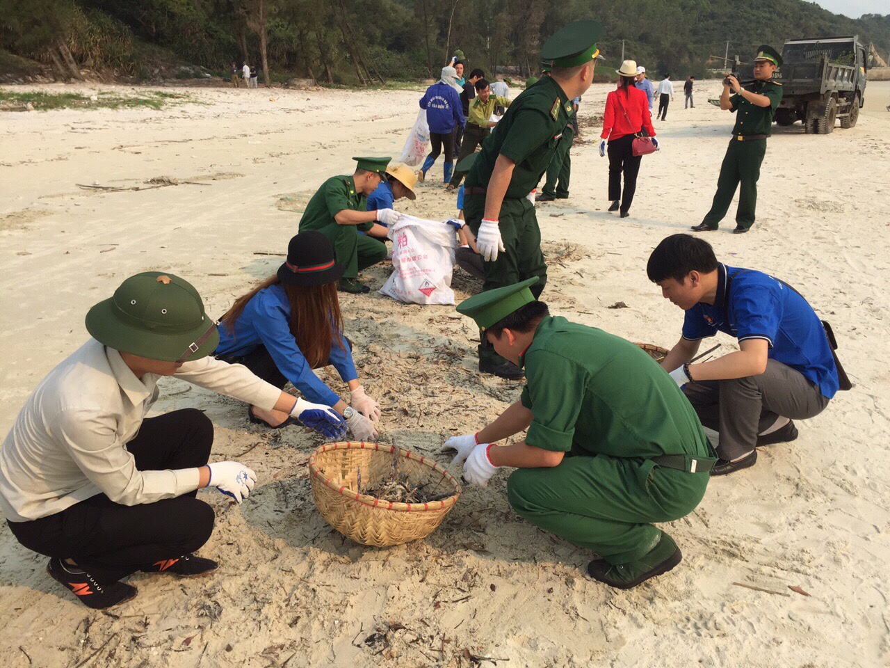 Đoàn viên thanh niên Vân Đồn tham gia dọn dẹp vệ sinh bãi biển Minh Châu