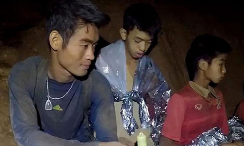 Huấn luyện viên Ekapol Chanthawong cùng các thiếu niên mắc kẹt trong hang. Ảnh: Hải quân Thái Lan.