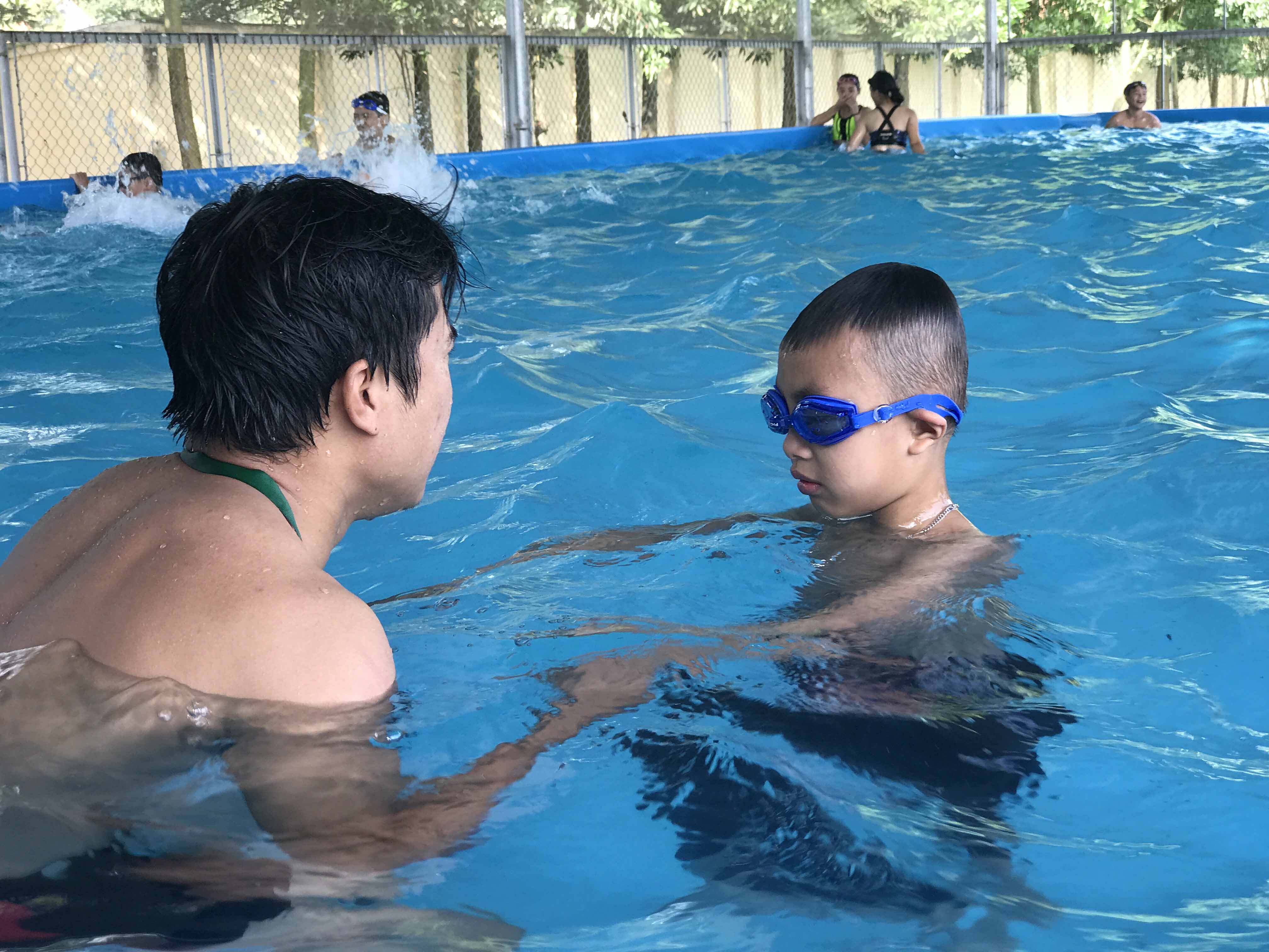 Giáo viên dạy bơi tại Trường THCS Hưng Đạo hướng dẫn các em học sinh thực hiện từng động tác