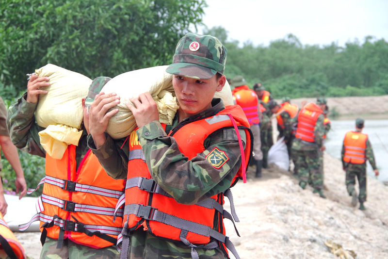 Lực lượng vũ trang TP Uông Bí diễn tập phòng chống thiên tai, tìm kiếm cứu nạn (ảnh Bộ CHQS tỉnh)