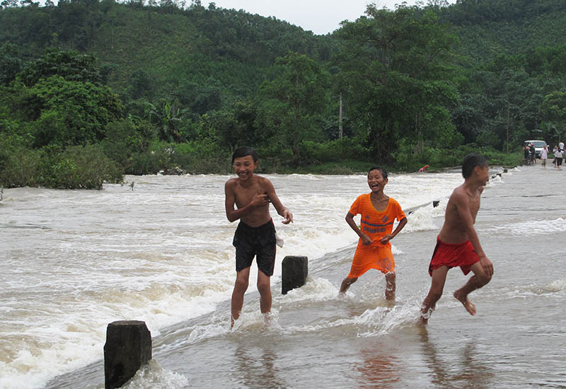 Trẻ con xã Hải Sơn, huyện Hải Hà thích thúc đi qua ngầm tràn trong lúc nước lũ về mà không lường trước có thể xảy ra nguy hiểm