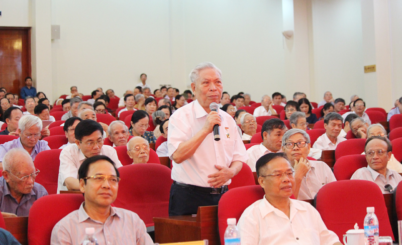 Đồng chí Vũ Cẩm nguyên Phó Chủ tịch UBND tỉnh phát biểu tại hội nghị