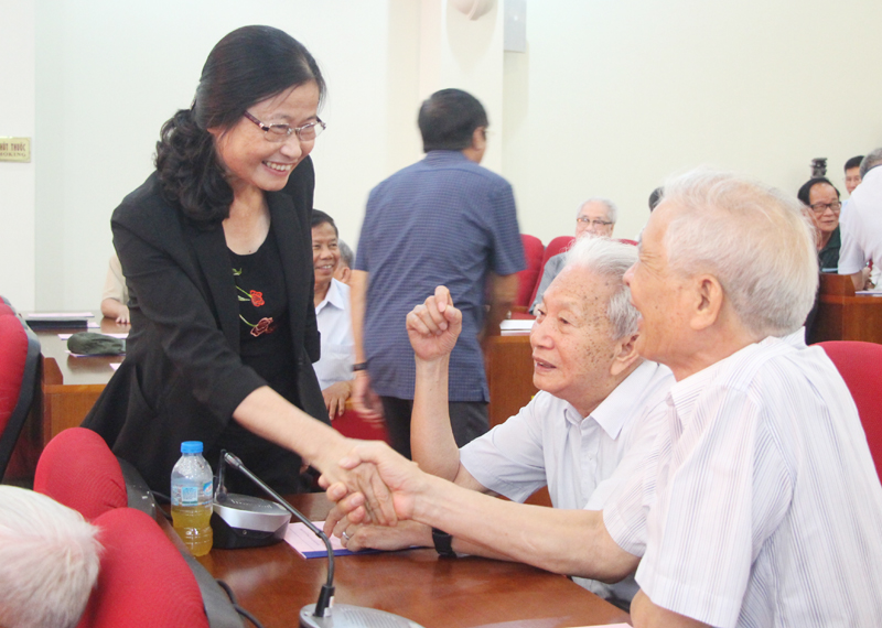 Đồng chí Đỗ Thị Hoàng, Phó Bí thư Thường trực Tỉnh ủy thăm hỏi các cán bộ chủ chốt đã nghỉ hưu của tỉnh