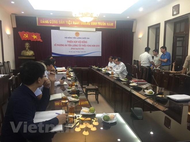 Phiên họp đầu tiên của Hội đồng Tiền lương Quốc gia bàn về mức tăng lương năm 2019. (Ảnh; PV/Vietnam+)