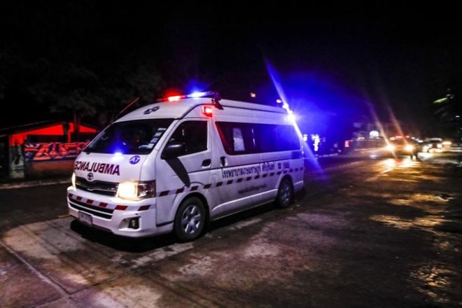 Xe cứu thương chờ các cháu bé được giải cứu để đưa ra máy bay chở đến bệnh viện. (Nguồn: AFP)