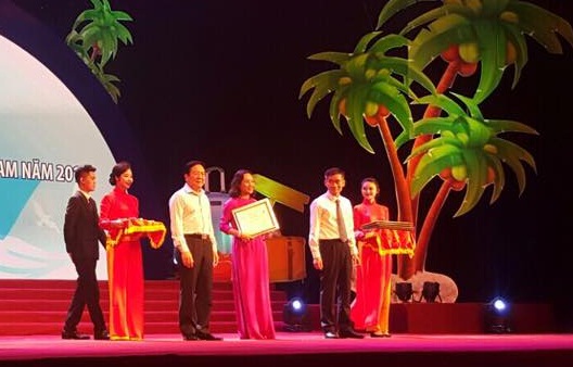 Lãnh đạo Ban Quản lý Vịnh Hạ Long nhận giải thưởng.