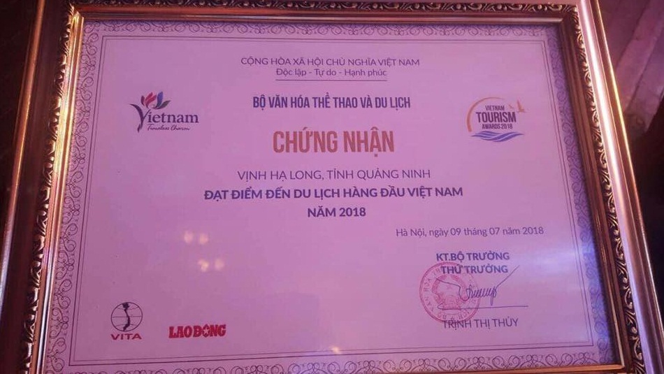 Vịnh Hạ Long được vinh danh là điểm đến du lịch hàng đầu Việt Nam năm 2018.