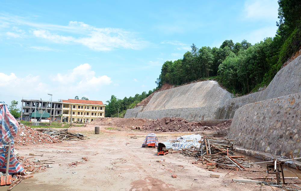 Trường THPT Nguyễn Trãi (Tiên Yên) còn xây thêm 15 phòng ký túc xá, hoàn thiện hệ thống kè sau trường.
