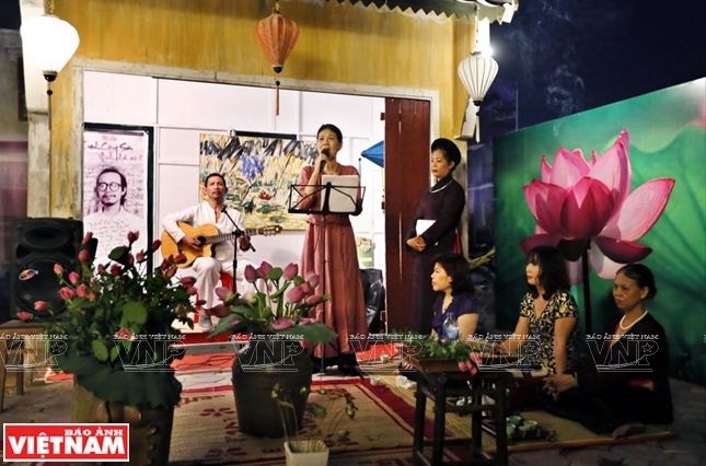 Người dân và du khách thưởng thức những ca khúc để đời của cố nhạc sỹ Trịnh Công Sơn.