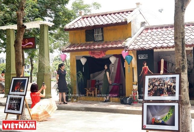 Người dân thích thú chụp hình tại các gian hàng được mô phỏng theo kiến trúc phố cổ Hà Nội, Hội An…