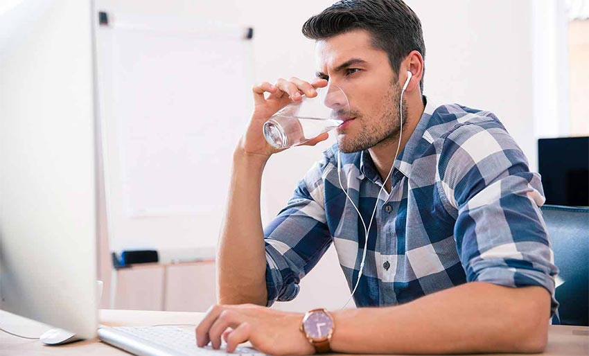 Bổ sung nước: Bạn nên uống nhiều nước vì khi thiếu ngủ, các tế bào dễ trở nên khát nước do phải hoạt động vất vả hơn. Đồng thời, việc thiếu nước cũng khiến bạn cảm thấy đờ đẫn và mệt mỏi hơn. Ảnh: Waterlogic.