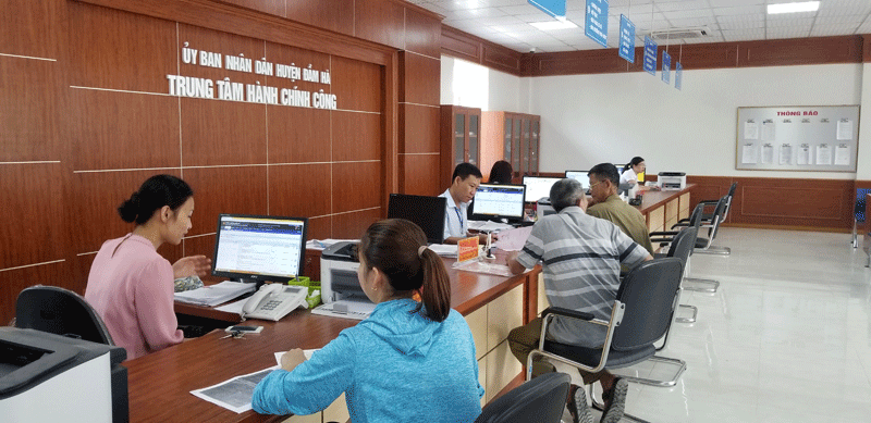Giải quyết thủ tục hành chính tại Trung tâm Hành chính công huyện Đầm Hà. 