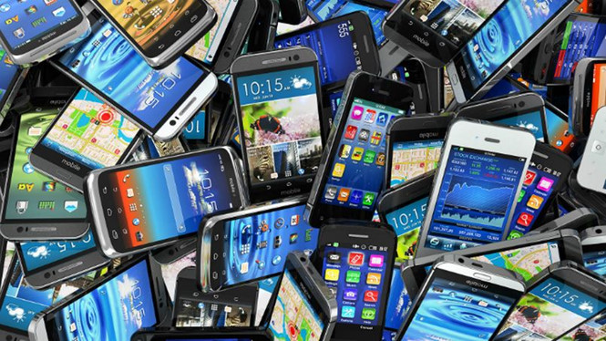 Smartphone Android giá rẻ được tiêu thụ nhiều ở các thị trường mới nổi. ẢNH: BGR