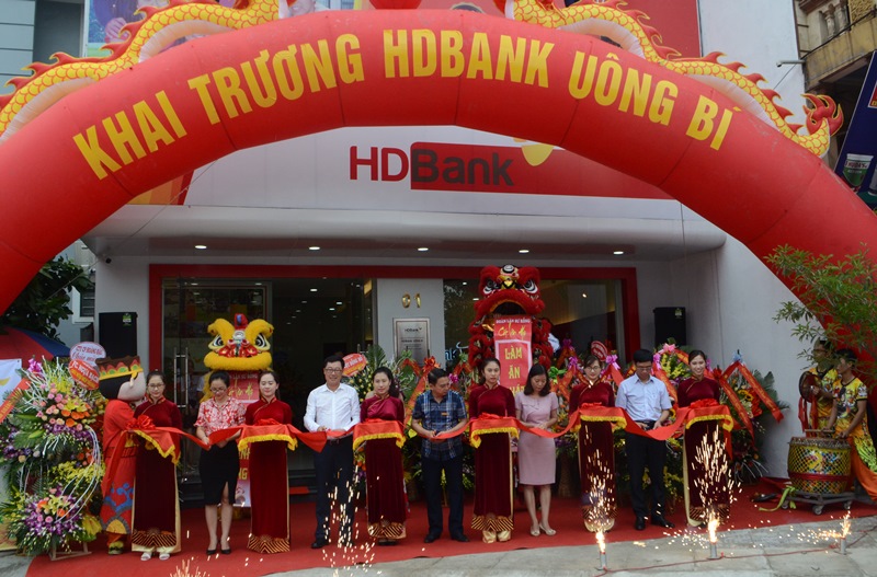 Các đại biểu cắt băng khai trương HDBank Uông Bí