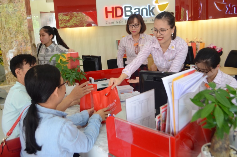 Nhân sự kiện khai trương, HDBank dành tặng nhiều phần quà hấp dẫn cho các khách hàng thực hiện tại Phòng Giao dịch Mạo Khê