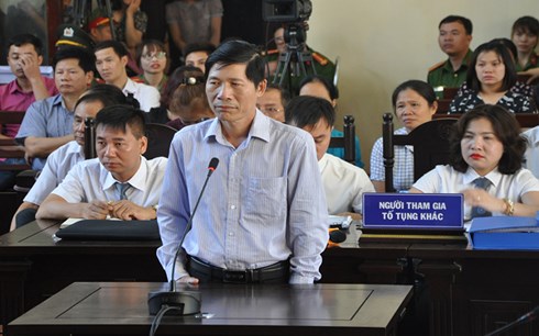 Ông Hoàng Đình Khiếu (Phó giám đốc BV đa khoa tỉnh Hòa Bình, kiêm trưởng khoa hồi sức tích cực) tại phiên tòa sơ thẩm ngày 16/5.