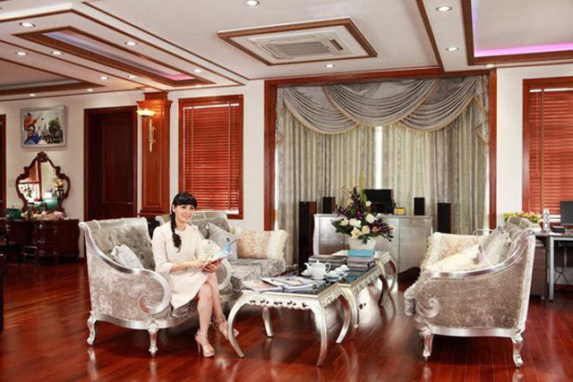 Trang Nhung trong căn phòng khách xa hoa của ngôi nhà trị giá trăm tỷ.