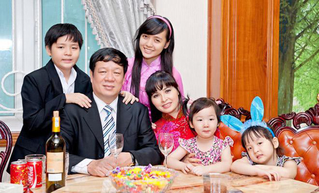Sau hơn 20 năm chung sống, vợ chồng nữ ca sĩ Trang Nhung có với nhau bốn người con. Theo chia sẻ của doanh nhân Ngô Nhật Phương, các con anh đều có khiếu trong lĩnh vực nghệ thuật. 