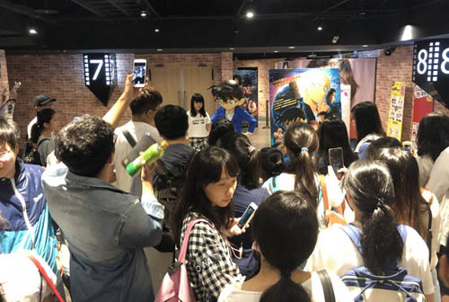 Khán giả Đài Loan chụp ảnh với mô hình Conan tại một rạp chiếu.