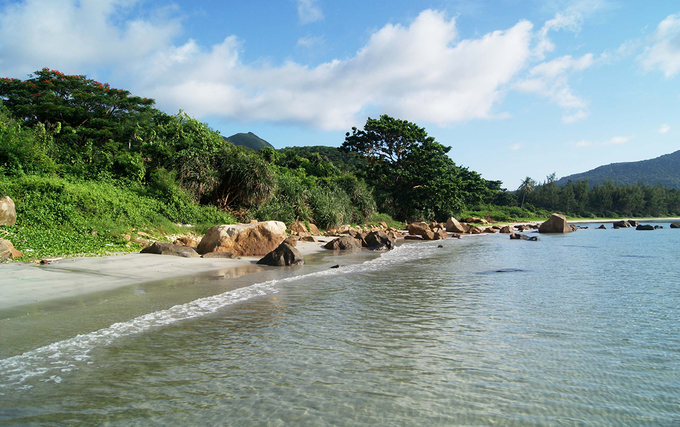 Là một trong 21 khu du lịch quốc gia Việt Nam, hiện Côn Đảo được xem là thiên đường nghỉ dưỡng và khám phá thiên nhiên đối với du khách trong và ngoài nước. Năm 2011, Côn Đảo còn được tạp chí du lịch Lonely Planet bầu chọn là một trong 10 hòn đảo bí ẩn và tốt nhất thế giới.