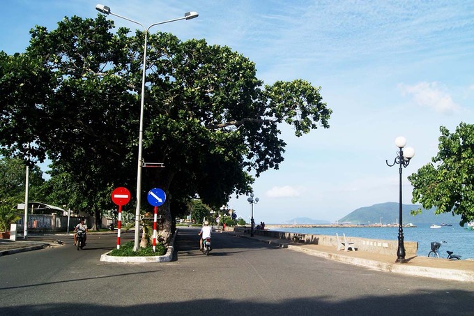 Đường Tôn Đức Thắng là con đường chính chạy quanh vịnh Côn Sơn ở trung tâm Côn Đảo đoạn dẫn ra cầu tàu 914 lịch sử.