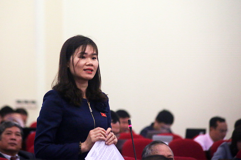 Đại biểu Lài Thị Hiền (Tổ Bình Liêu) chất vấn Giám đốc Sở Xây dựng về việc triển khai Đề án hỗ trợ về nhà ở cho người có công với cách mạng