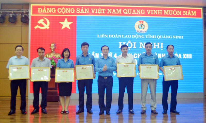 Đồng chí Trần Danh Chức, Chủ tịch LĐLĐ tỉnh tặng Bằng khen của LĐLĐ tỉnh cho đại diện 7 tập thể có thành tích xuất sắc trong tháng Công nhân năm 2018.
