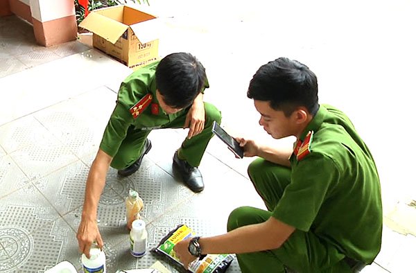 Công an huyện Xuân Lộc thu giữ nhiều chai nghi hóa chất tại cơ sở.