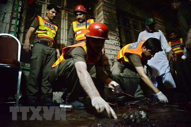 Nhân viên cứu hộ Pakistan làm nhiệm vụ tại hiện trường vụ đánh bom đẫm máu ở Peshawar ngày 10/7. (Nguồn: THX/TTXVN)