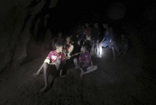 Các thành viên đội bóng thiếu niên được tìm thấy an toàn trong hang Tham Luang ngày 3/7 vừa qua. (Ảnh: EPA-EFE/TTXVN)