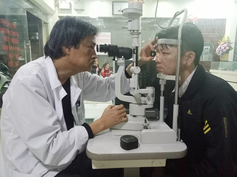 Bác sĩ CKII Nguyễn Văn Lân Khám mắt cho bệnh nhân glôcôm