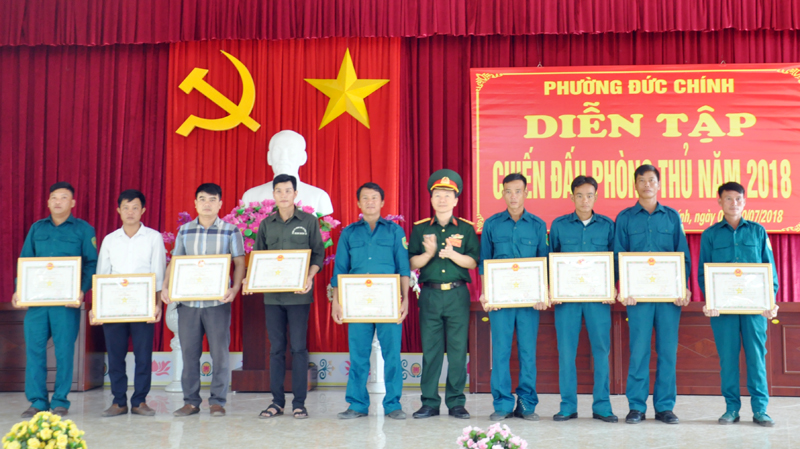 Ban CHQS TX Đông Triều khen thưởng cho các cá nhân có thành tích xuất sắc trong công tác diễn tập.