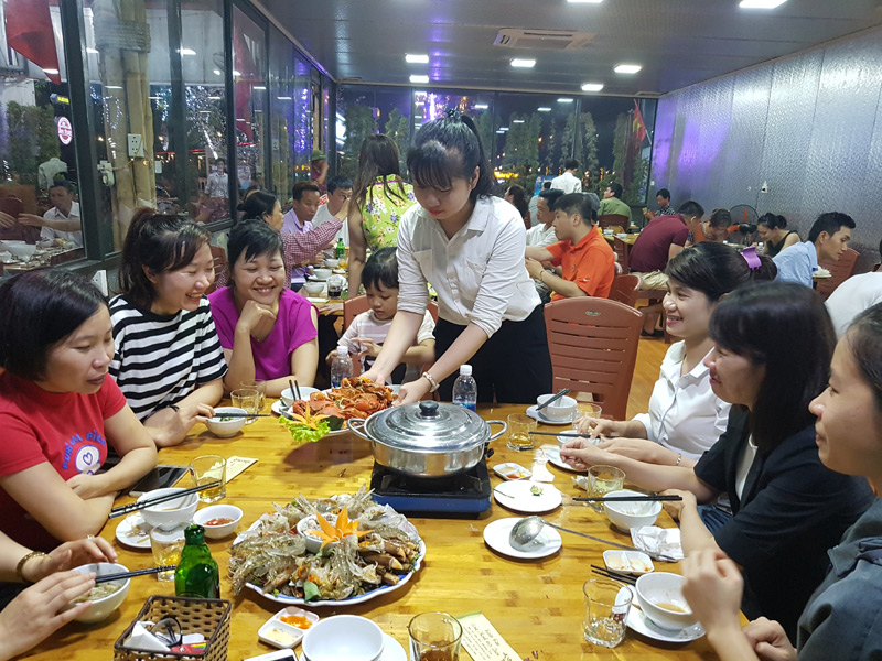 Phố ẩm thực “Sông Chanh Bến Ngự” luôn là điểm đến của đông đảo du khách tới tham quan, nghỉ dưỡng trên địa bàn TX Quảng Yên 