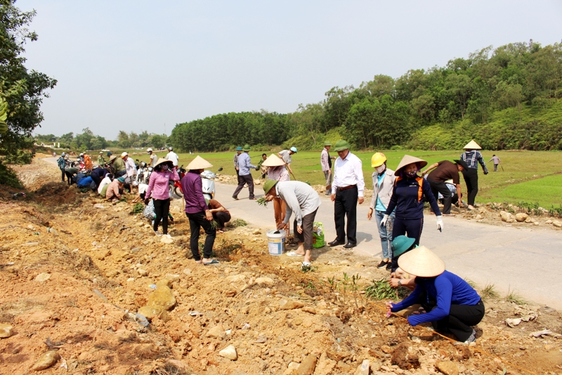 huyện Đầm Hà tổ chức ra quân vệ sinh môi trường và xóa điểm nóng về rác thải tại khu vực Núi chợ