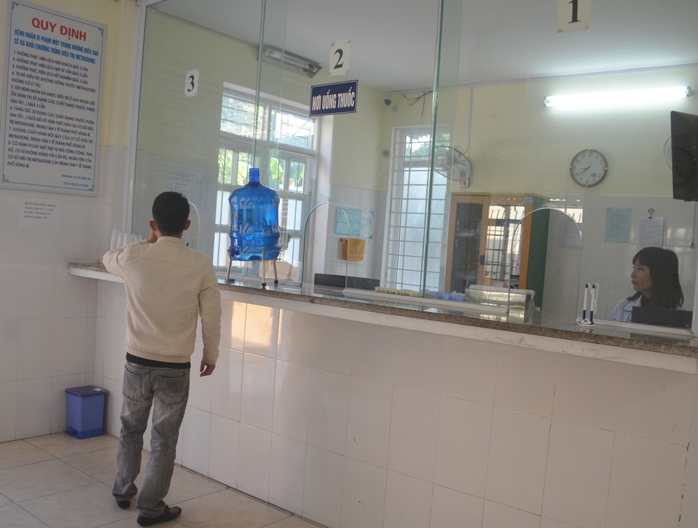 Bệnh nhân đến uống thuốc tại Cơ sở điều trị methadone Uông Bí